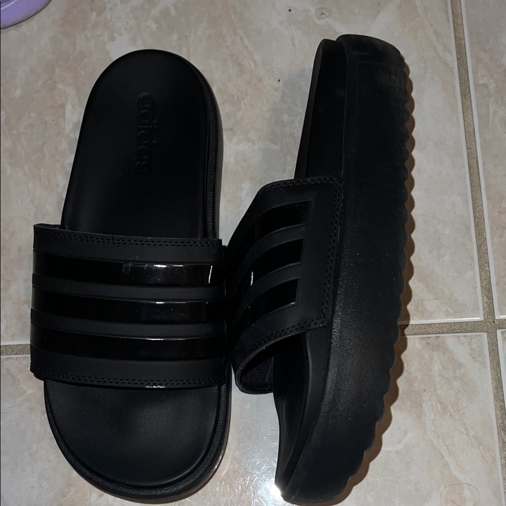 Like new Women’s adidas triple black ADILETTE PLATFORM SLIDES